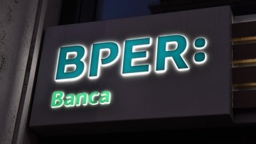 BPER sfida tagli tassi BCE con l'utile migliore di sempre. La banca di Papa rimarca effetto su azioni e dividendi con OPS su Pop Sondrio