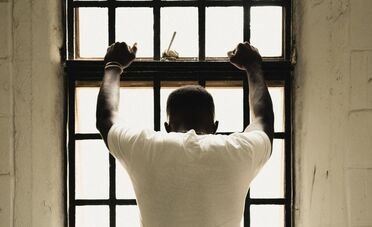 Perché ci sentiamo più esposti alla criminalità in un'epoca in cui la violenza sta diminuendo?