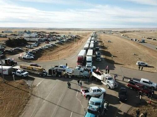 Il «posto di blocco» dei camionisti al confine fra Alberta e Montana