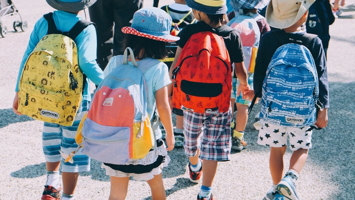 BeliceWeb.it - A che età i figli possono andare a scuola da soli?