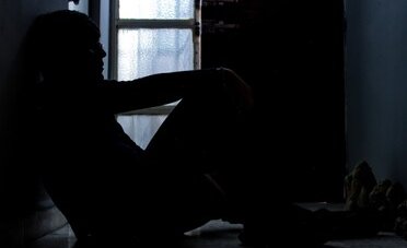 Cosa significa preferire stare a casa piuttosto che stare con gli amici, secondo la psicologia