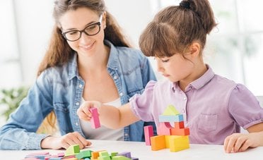 Cercano baby sitter in Italia, stipendio da 4.000€ al mese. Ecco i requisiti richiesti