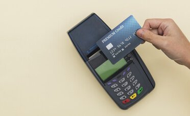 Sigarette pagate con il POS, niente obbligo per il tabaccaio? La sentenza