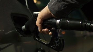 Scende il prezzo della benzina e sale quello del diesel, lo Stato quanto ci guadagna?