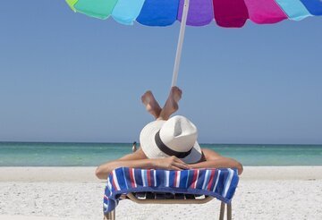 Usano un ombrellone in spiaggia. Due turisti ora rischiano una multa di €3.000