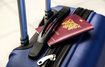 La compagnia aerea lancia un avvertimento per chi usa valigie nere, blu o grigie