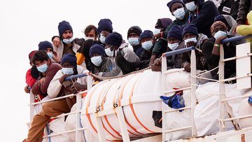 70.000 migranti pronti a partire dalla Libia, ma l'Europa ci lascia (ancora) da soli