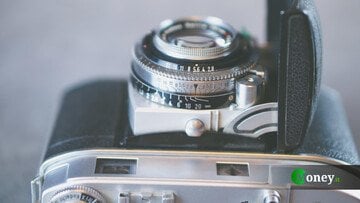 Boom di vendite per questa macchina fotografica retrò. I segreti del nostalgia marketing
