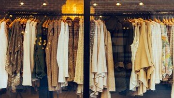 Un uomo compra una giacca di pelle in un negozio dell'usato e diventa “ricco”