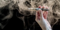 E-cigarette, è epidemia: 5 morti e 450 casi di malattie ai polmoni per fumo elettronico