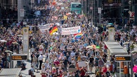 Germania: a Berlino manifestazione negazionista contro il lockdown, 100 arresti