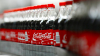 Pezzi di vetro nella Coca-Cola: bottiglie e lotti ritirati dai supermercati