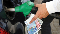 Prezzi benzina in picchiata con il crollo del petrolio. Ecco quanto costa ora