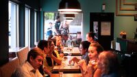 Quando riapriranno i ristoranti ci saranno barriere di plexiglass ai tavoli: l'idea ha già successo 
