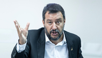 Il figlio di Selvaggia Lucarelli contesta Salvini e viene allontanato: cosa è successo?