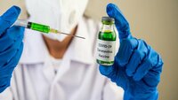 Vaccino, infettare giovani per velocizzarlo: la proposta shock di 125 scienziati
