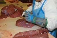 Nuovi focolai nei macelli in Italia: mangiare la carne è pericoloso?