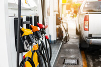 Prezzo benzina e diesel poco mossi: il costo dei carburanti oggi