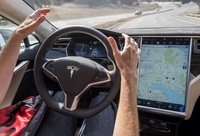 Tesla offre gratuitamente la sua guida autonoma completa