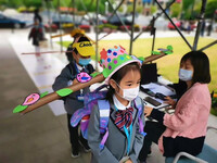 Ritorno a scuola: la bizzarra soluzione anti-contagio dei bambini cinesi