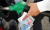 Bonus benzina al via: 200 euro anche per gasolio, metano e auto elettriche. Ecco come ottenerlo