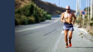 Camminare senza maglietta per strada: quando è vietato e cosa si rischia