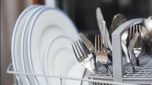 Costa meno lavare i piatti a mano o in lavastoviglie?