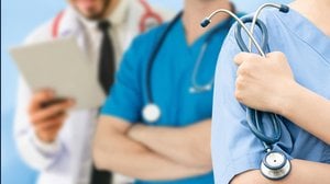 Quanto guadagna un medico in Italia? La tabella degli stipendi 2025