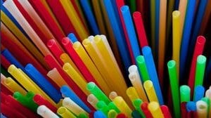 Le cannucce di carta inquinano di più di quelle di plastica? La verità in uno studio