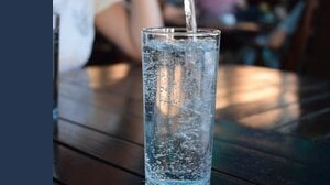 Smetti subito di usare l'acqua in bottiglia. Effetti sulla salute (e sul portafoglio)
