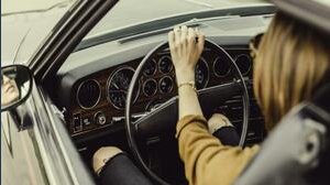 È legale dormire in auto? Cosa dice la legge italiana a riguardo